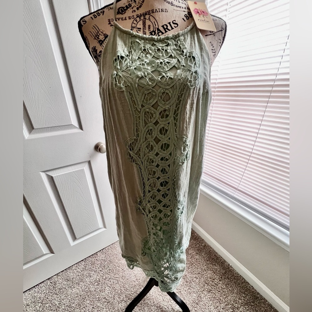 Entro NWT pretty summer dress. Fully lined with spaghetti straps. Very pretty